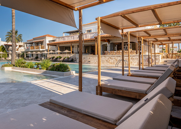 Pool & Bar